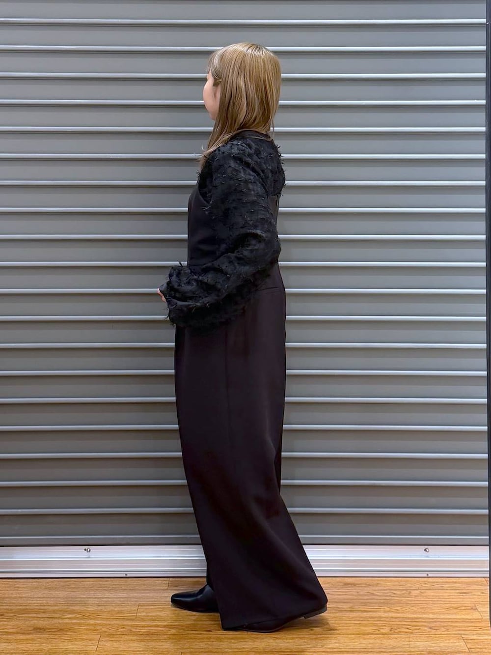 ブラック系のサロペット/オーバーオール、ブラウン系のテーラードジャケット、ブラック系のシャツ/ブラウスを着用したレディースの冬コーディネートの4枚目の写真