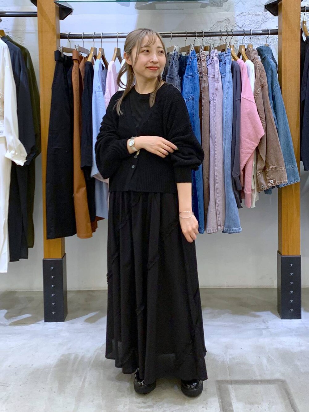 ブラック系のカーディガン/ボレロ、その他のショルダーバッグ、ブラック系のローファーを着用したレディースの春コーディネートの6枚目の写真