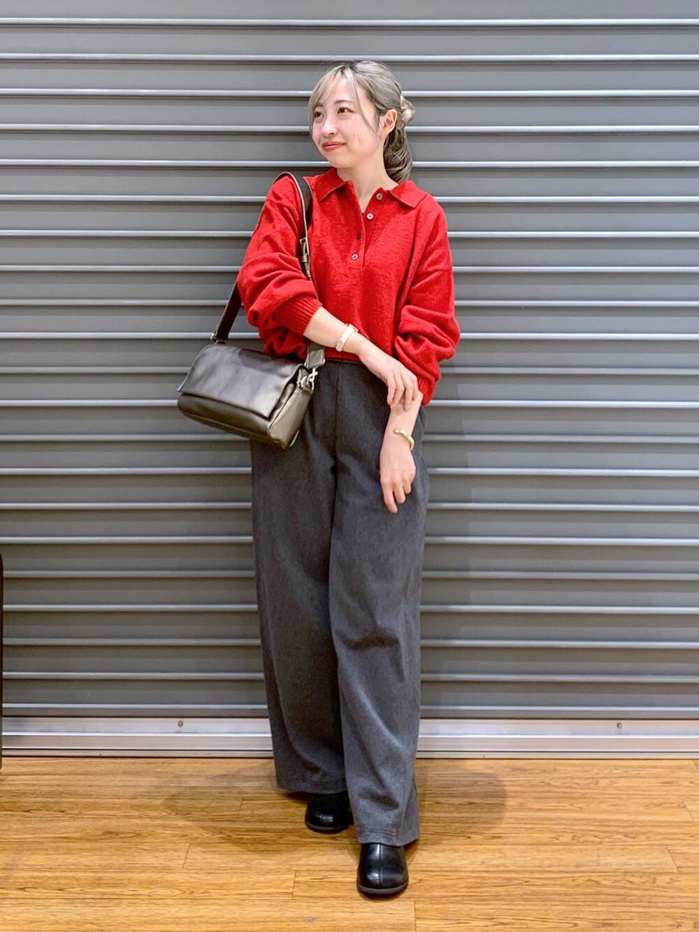 その他のショルダーバッグ、グレー系のその他パンツ、レッド系のニット/セーターを着用したレディースの冬コーディネートの6枚目の写真
