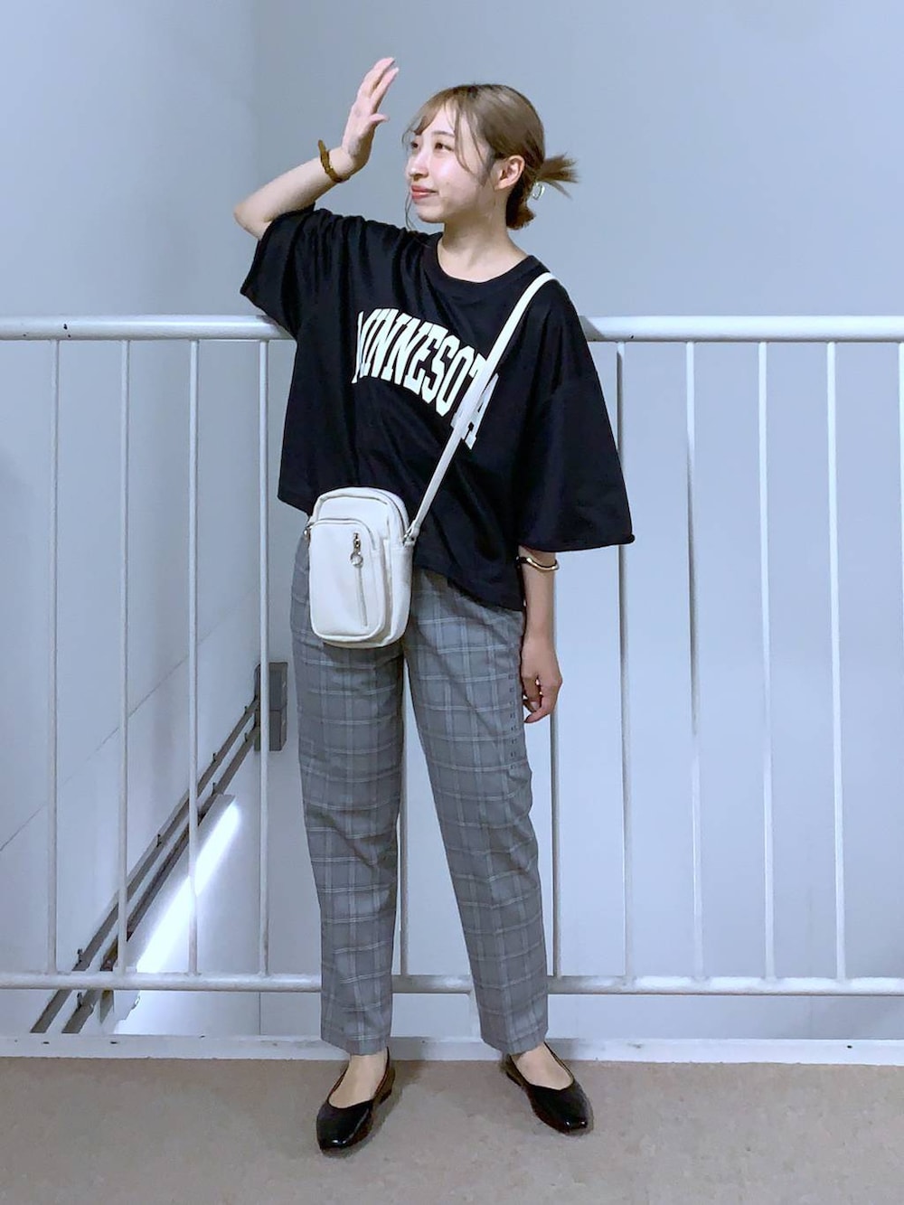 グレー系のその他パンツ、ブラック系のTシャツ/カットソー、ホワイト系のショルダーバッグを着用したレディースの秋コーディネートの4枚目の写真