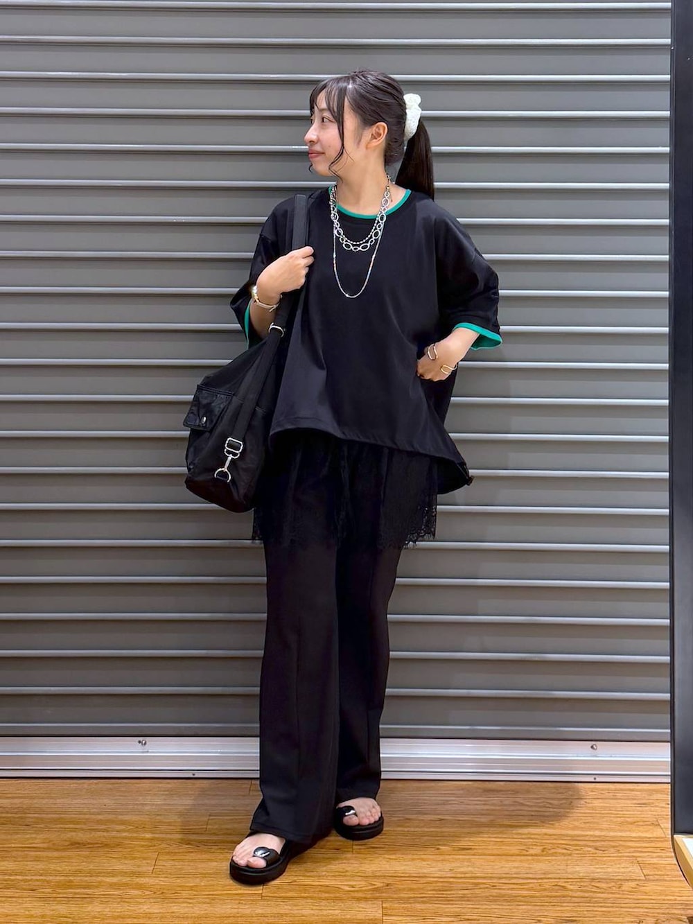 ブラック系のTシャツ/カットソー、グレー系のTシャツ/カットソー、ブラック系のショルダーバッグを着用したレディースの夏コーディネートの5枚目の写真