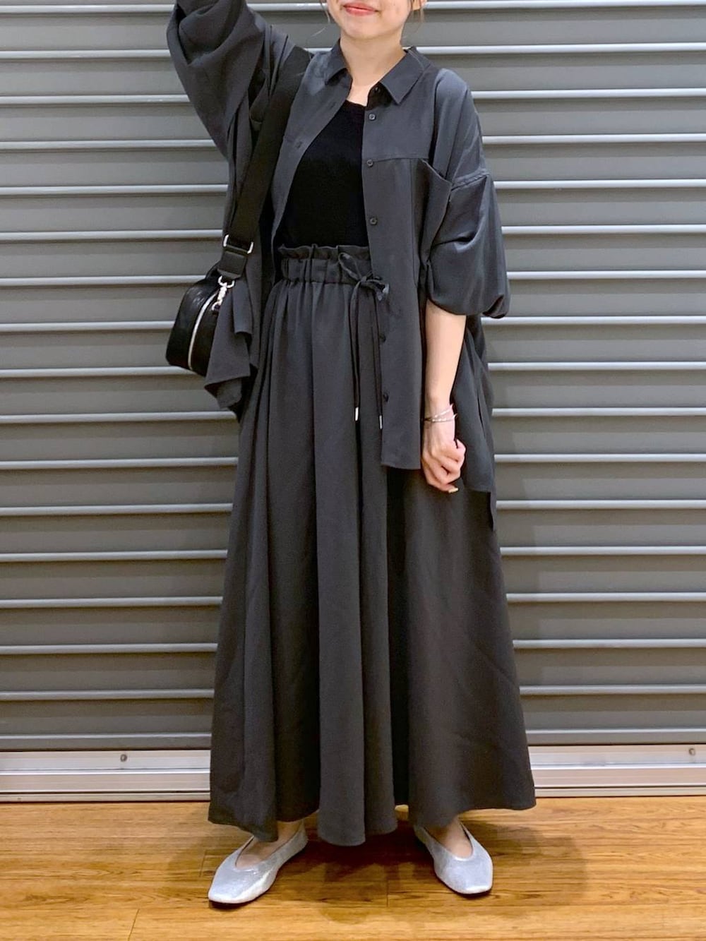 グレー系のその他パンツ、ブラック系のボストンバッグ、シルバー系のパンプスを着用したレディースの秋コーディネートの5枚目の写真