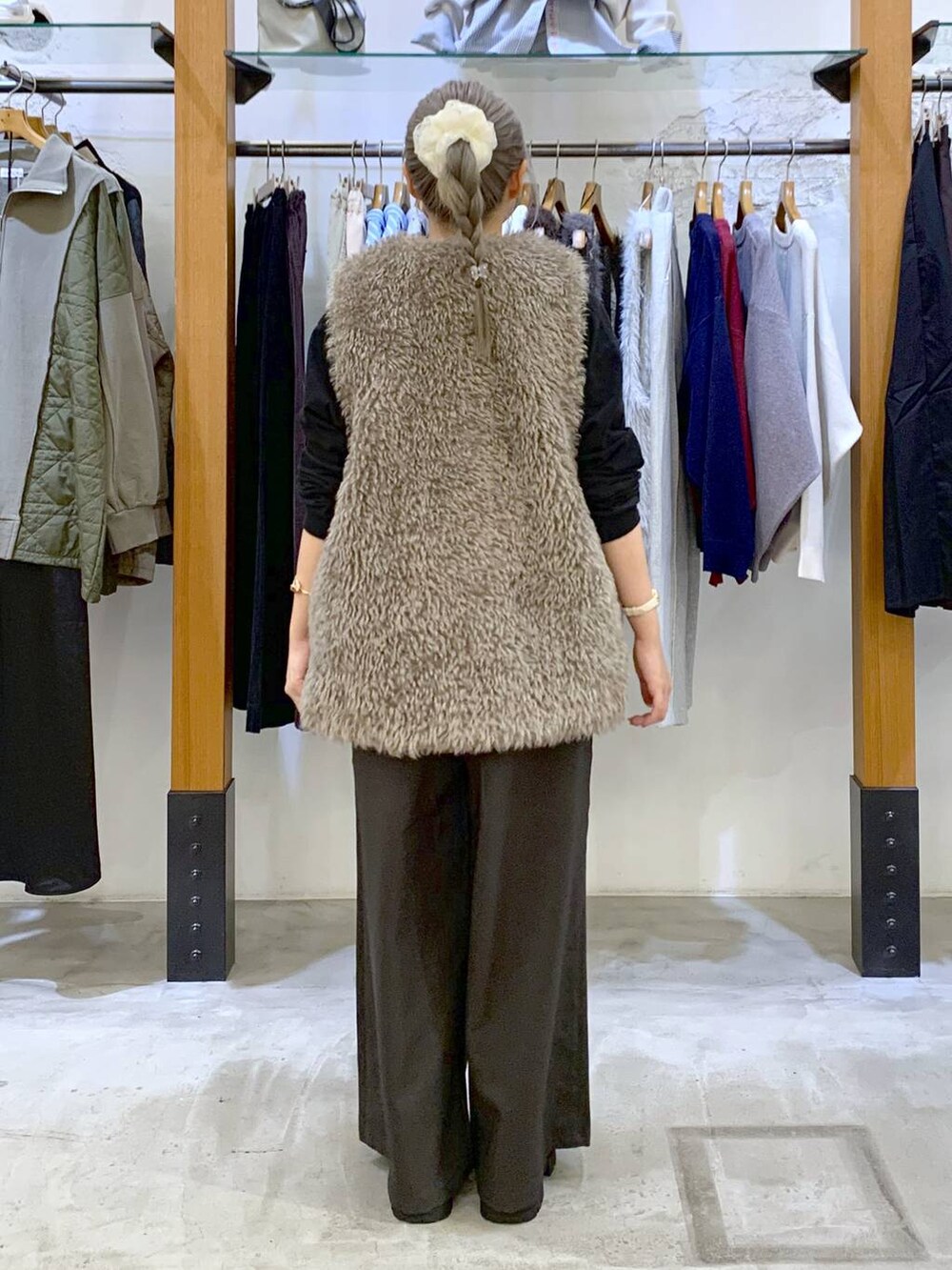 グレー系のその他パンツ、ブラック系のボストンバッグ、グレー系のベストを着用したレディースの秋コーディネートの2枚目の写真