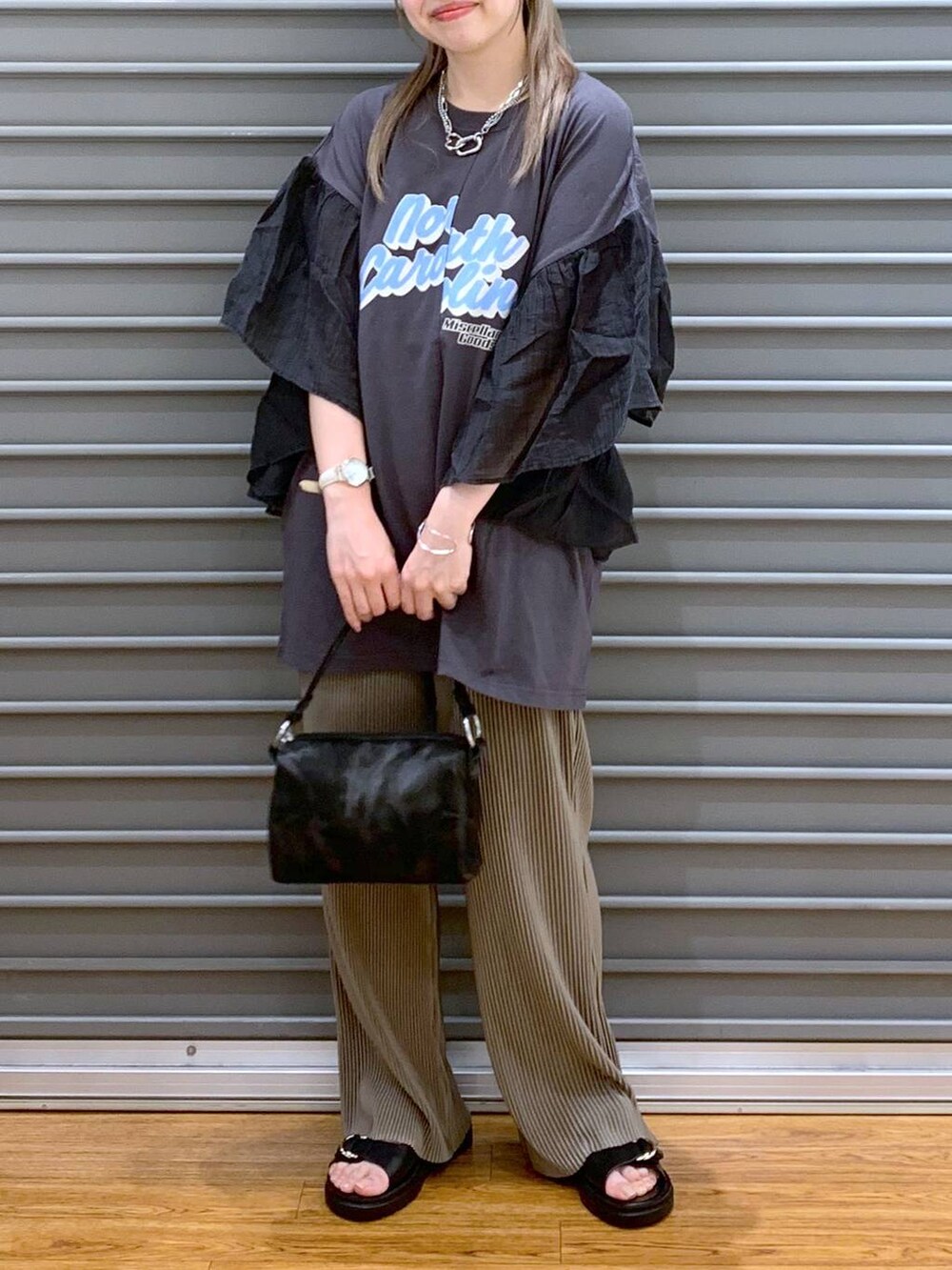 ブラック系のサンダル、ブラウン系のその他パンツ、ブラック系のハンドバッグを着用したレディースの春コーディネートの5枚目の写真