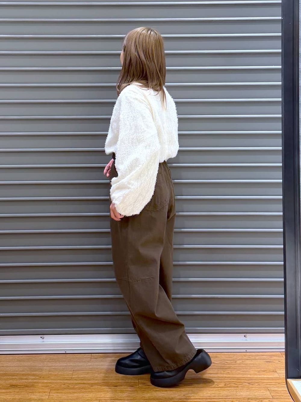 ブラック系のサンダル、ベージュ系のシャツ/ブラウス、グリーン系のその他パンツを着用したレディースの冬コーディネートの3枚目の写真