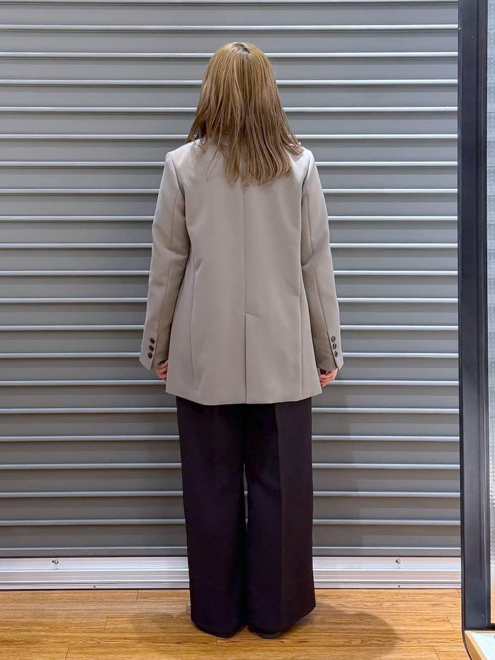 ブラック系のサロペット/オーバーオール、ブラウン系のテーラードジャケット、ブラック系のシャツ/ブラウスを着用したレディースの冬コーディネートの2枚目の写真