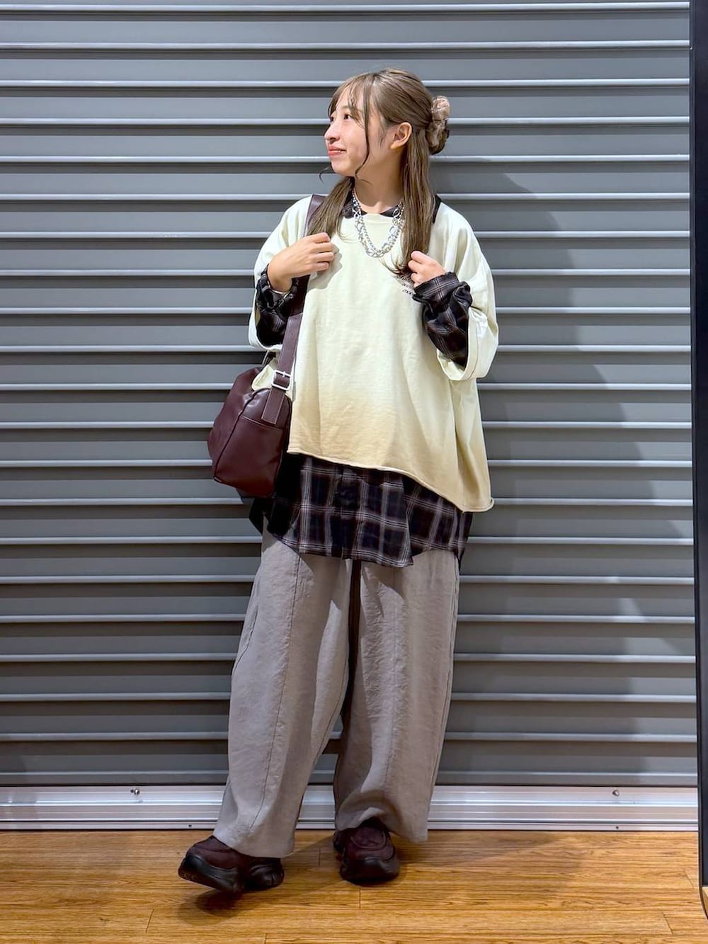 ブラウン系のローファー、ベージュ系のその他パンツ、ブラウン系のシャツ/ブラウスを着用したレディースの秋コーディネートの8枚目の写真