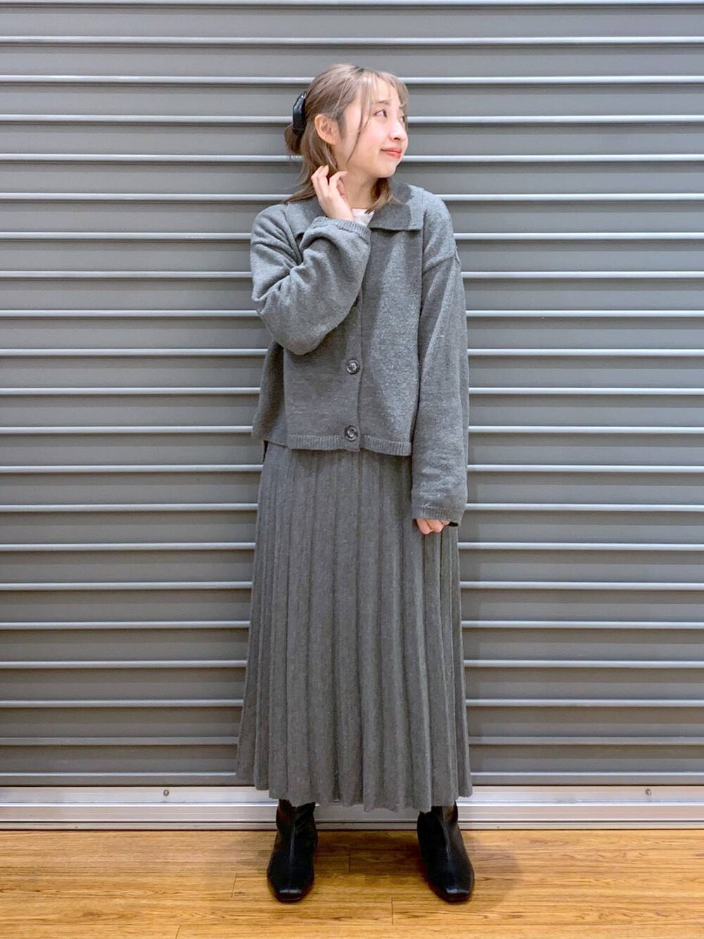 グレー系のその他アウター、ブラック系のブーツ、グレー系のワンピースを着用したレディースの冬コーディネートの8枚目の写真