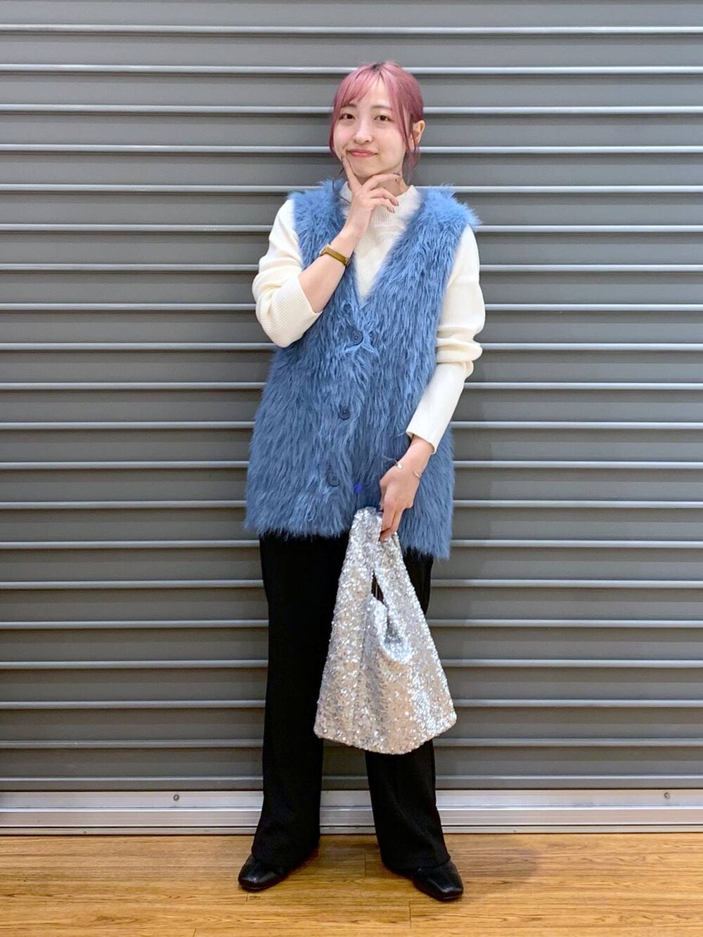 ホワイト系のニット/セーター、ブラック系のブーツ、ブルー系のベストを着用したレディースの秋コーディネートの4枚目の写真