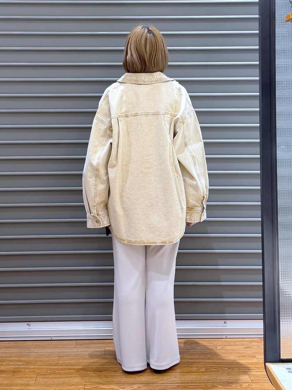 ベージュ系のシャツ/ブラウス、ブラック系のキャミソール、ホワイト系のその他パンツを着用したレディースの春コーディネートの2枚目の写真