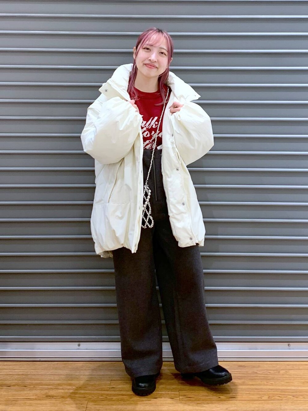 ホワイト系のダウンジャケット/コート、シルバー系のショルダーバッグ、レッド系のニット/セーターを着用したレディースの秋コーディネートの5枚目の写真