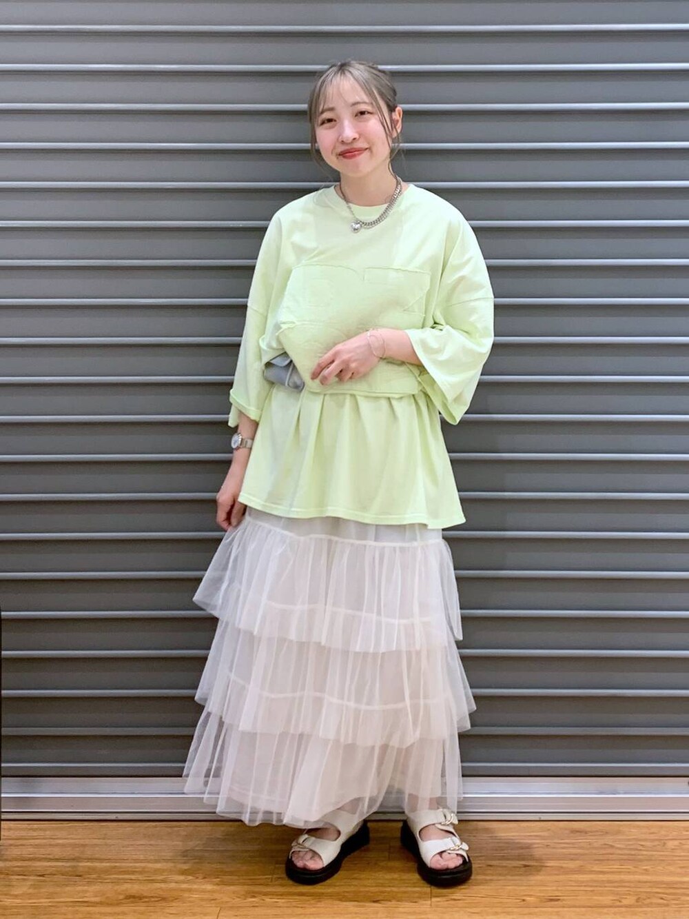 ホワイト系のサンダル、シルバー系のボディバッグ/ウエストポーチ、ホワイト系のスカートを着用したレディースの春コーディネートの7枚目の写真