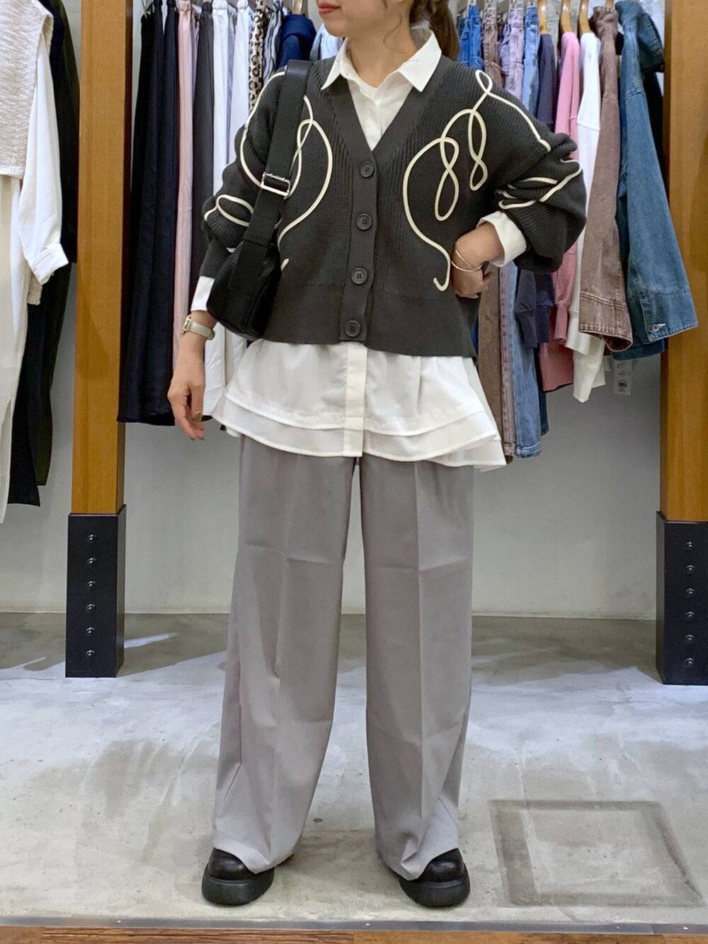 グレー系のその他パンツ、ブラック系のサンダル、グレー系のカーディガン/ボレロを着用したレディースの冬コーディネートの4枚目の写真