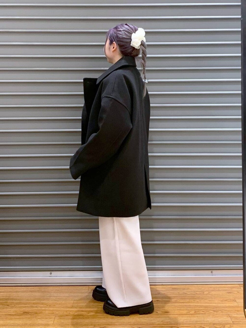 ブラック系のその他アウター、ベージュ系のその他パンツ、ブラック系のショルダーバッグを着用したレディースの冬コーディネートの4枚目の写真