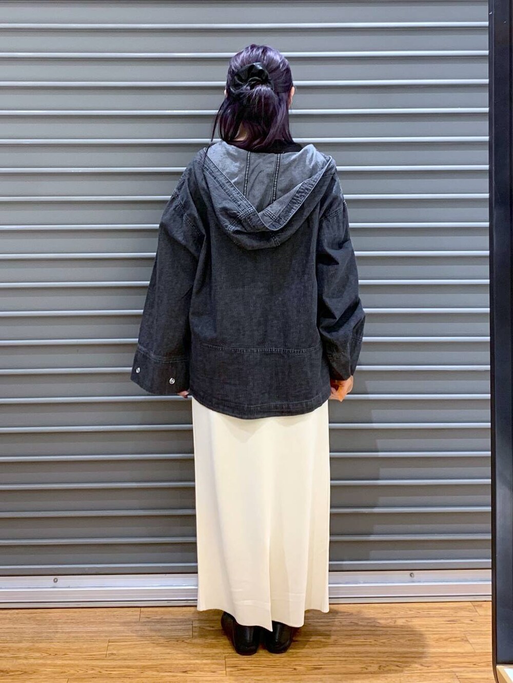 ブラック系のTシャツ/カットソー、ブラック系のローファー、ホワイト系のスカートを着用したレディースの春コーディネートの2枚目の写真