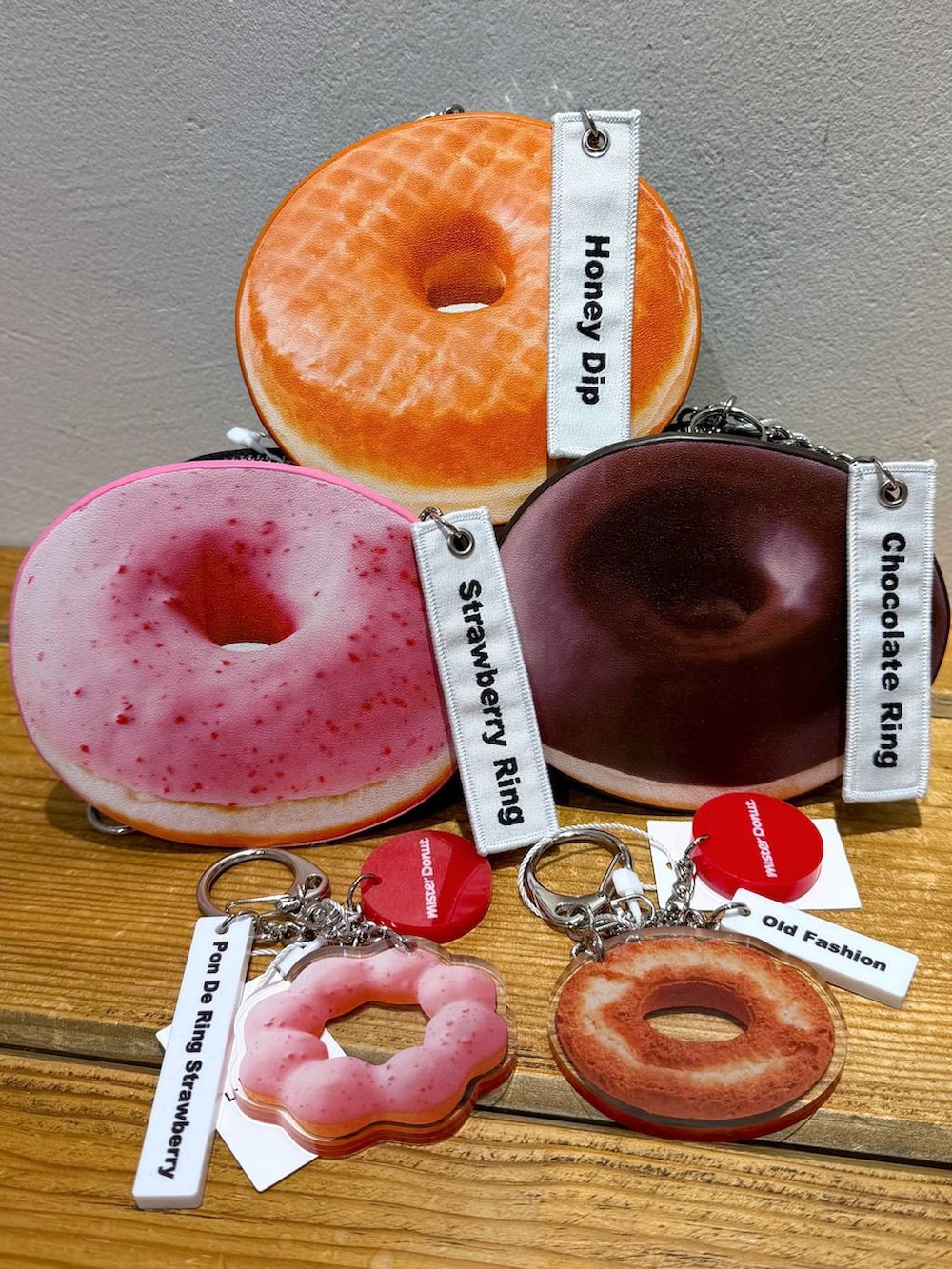 ピンク系のキーホルダー、ブラウン系のキーホルダー、ベージュ系のポーチを着用したレディースの冬コーディネートの7枚目の写真