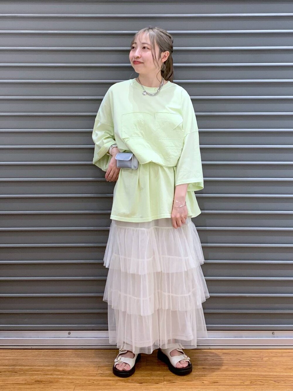 ホワイト系のサンダル、シルバー系のボディバッグ/ウエストポーチ、ホワイト系のスカートを着用したレディースの春コーディネートの5枚目の写真