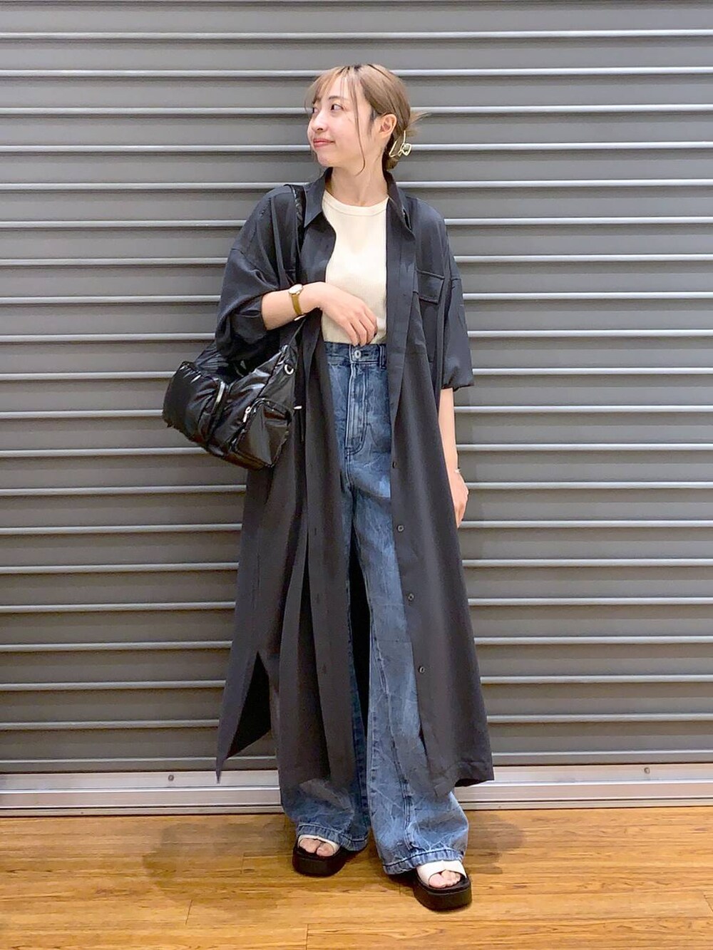 ホワイト系のタンクトップ、ブラック系のショルダーバッグ、グレー系のワンピースを着用したレディースの秋コーディネートの3枚目の写真