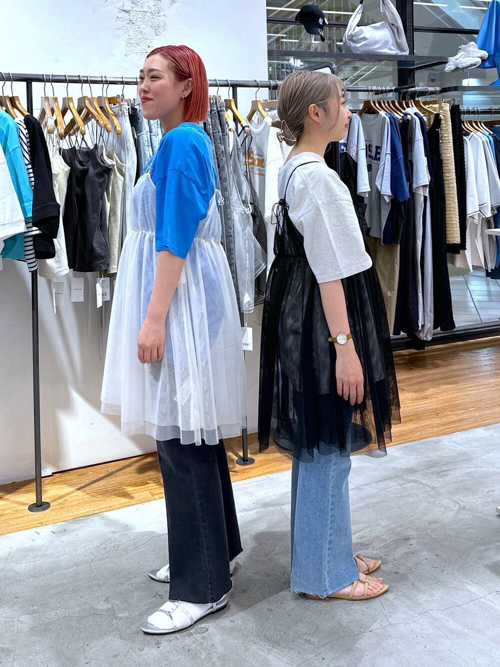 シルバー系のサンダル、ベージュ系のサンダル、グレー系のデニムパンツを着用したレディースの夏コーディネートの3枚目の写真