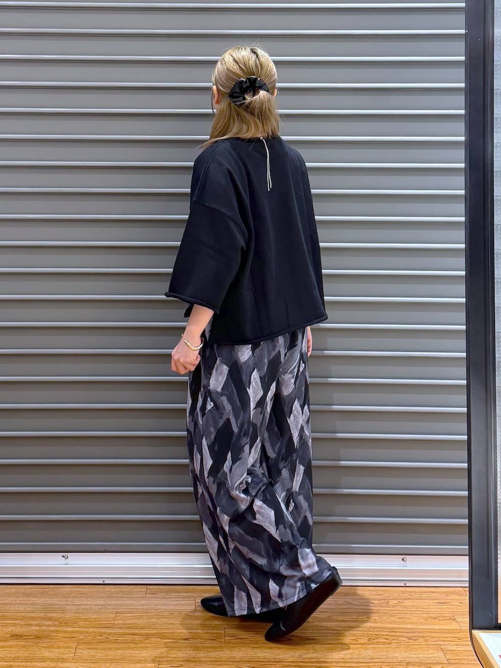 グレー系のその他パンツ、ブラック系のボストンバッグ、ブラック系のパンプスを着用したレディースの春コーディネートの3枚目の写真