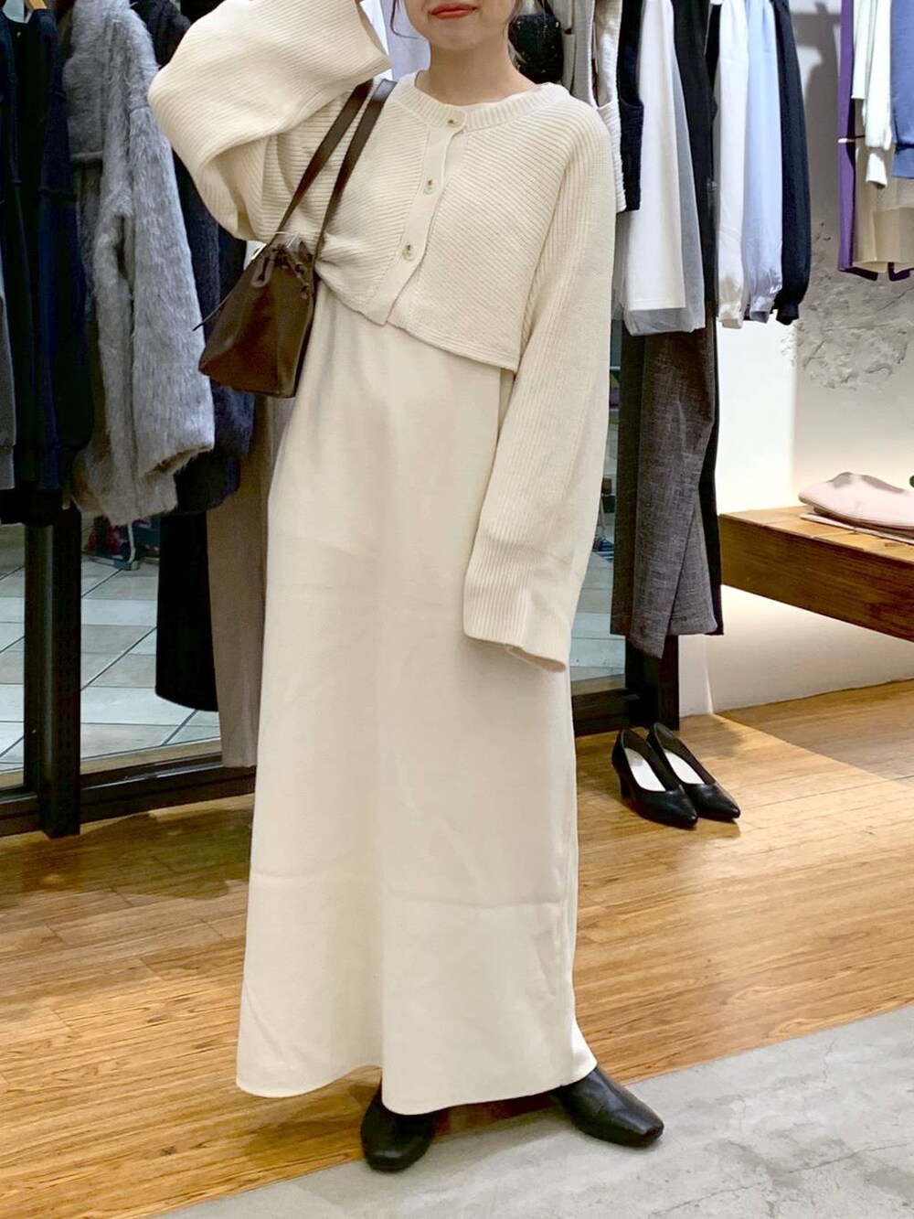 ブラック系のブーツ、ホワイト系のワンピース、ブラウン系のショルダーバッグを着用したレディースの冬コーディネートの6枚目の写真