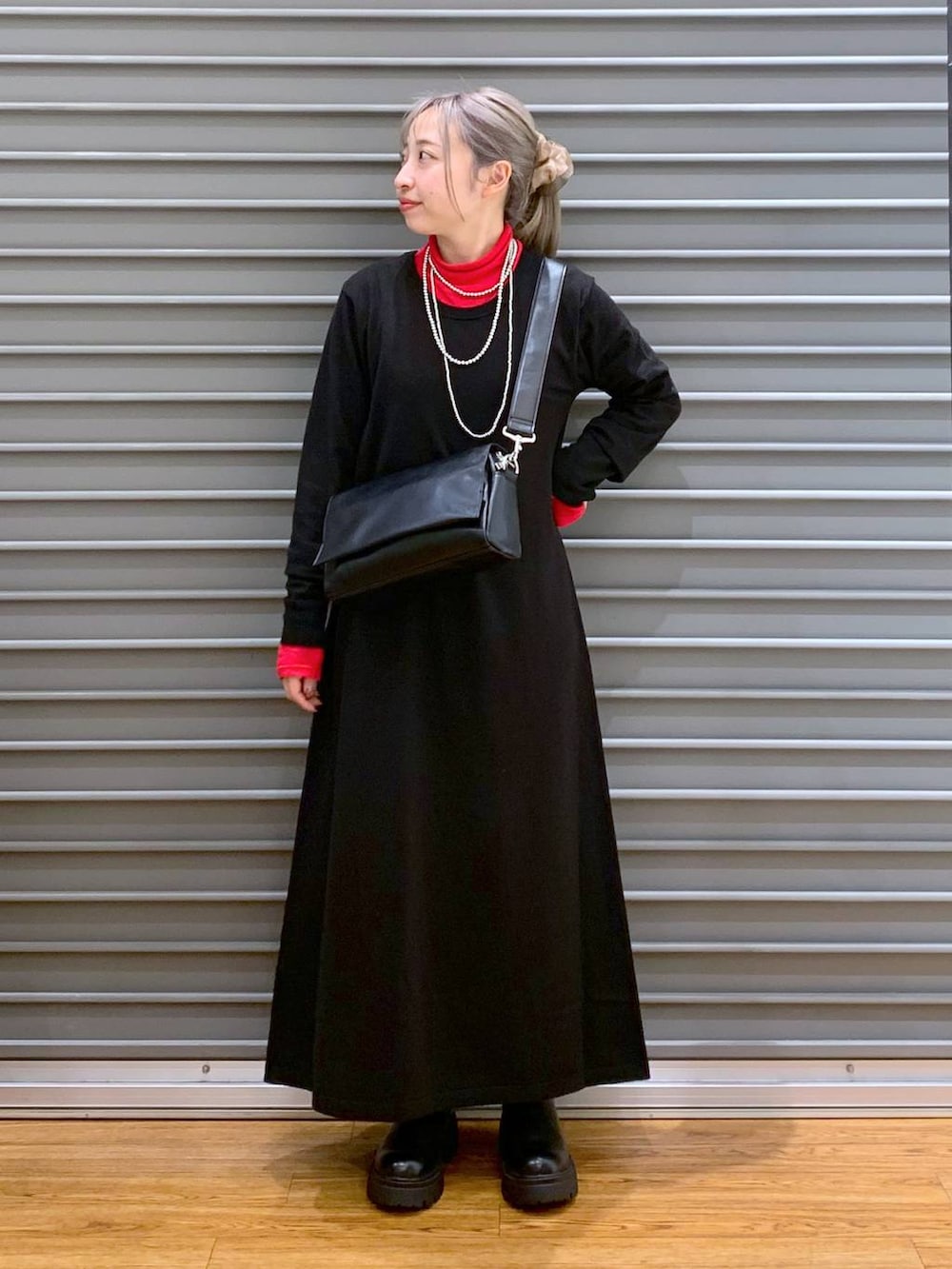 ブラック系のショルダーバッグ、ブラック系のブーツ、ブラック系のワンピースを着用したレディースの冬コーディネートの4枚目の写真