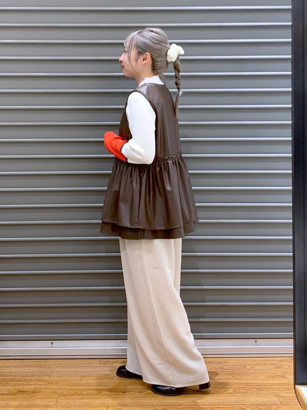 ホワイト系のニット/セーター、グレー系のショルダーバッグ、ホワイト系のその他パンツを着用したレディースの秋コーディネートの3枚目の写真