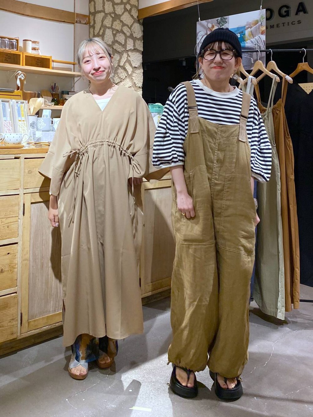 ブラック系のサンダル、ベージュ系のワンピース、ブルー系のその他パンツを着用したレディースの春コーディネートの5枚目の写真