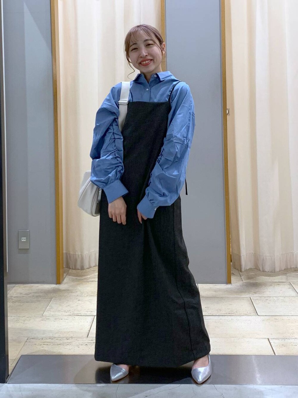 ブルー系のシャツ/ブラウス、ホワイト系のショルダーバッグ、ブラック系のワンピースを着用したレディースの春コーディネートの5枚目の写真