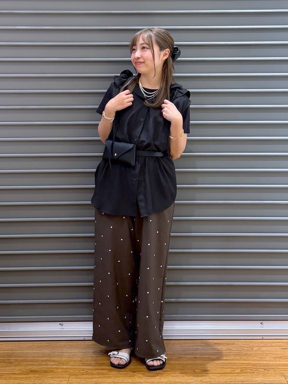ブラック系のTシャツ/カットソー、ブラウン系のその他パンツ、ホワイト系のサンダルを着用したレディースの夏コーディネートの4枚目の写真