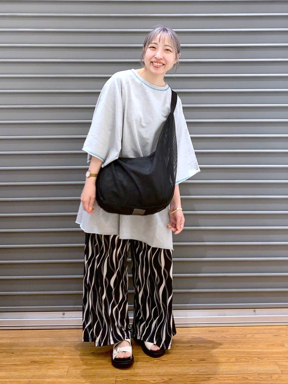 ブラック系のショルダーバッグ、グレー系のTシャツ/カットソー、ブラック系のその他パンツを着用したレディースの春コーディネートの7枚目の写真