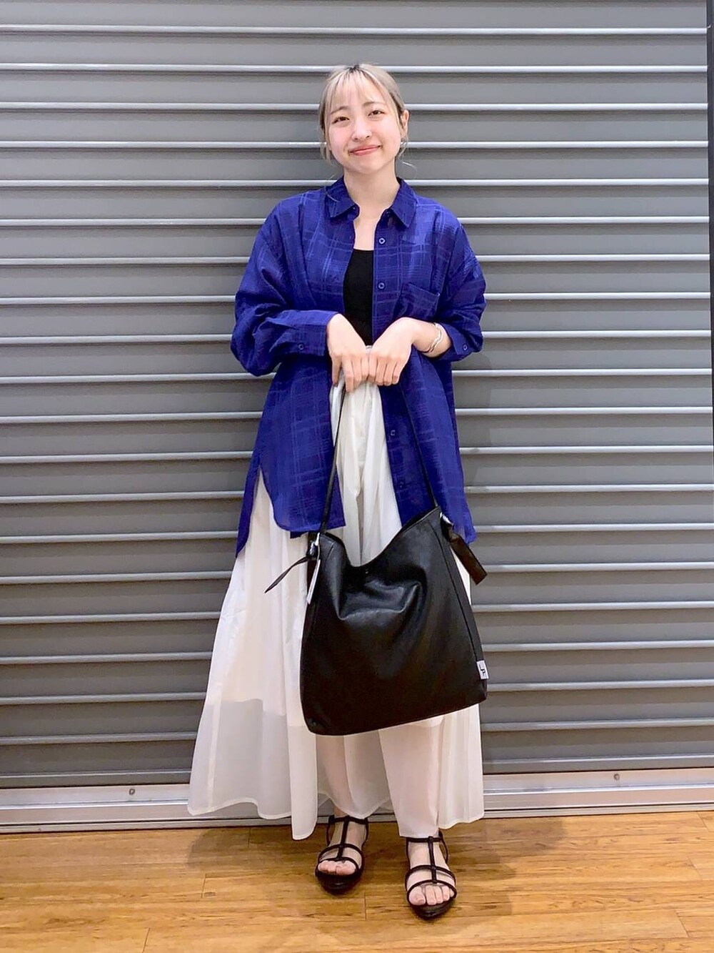 ブラック系のサンダル、ブルー系のシャツ/ブラウス、ブラック系のタンクトップを着用したレディースの夏コーディネートの4枚目の写真
