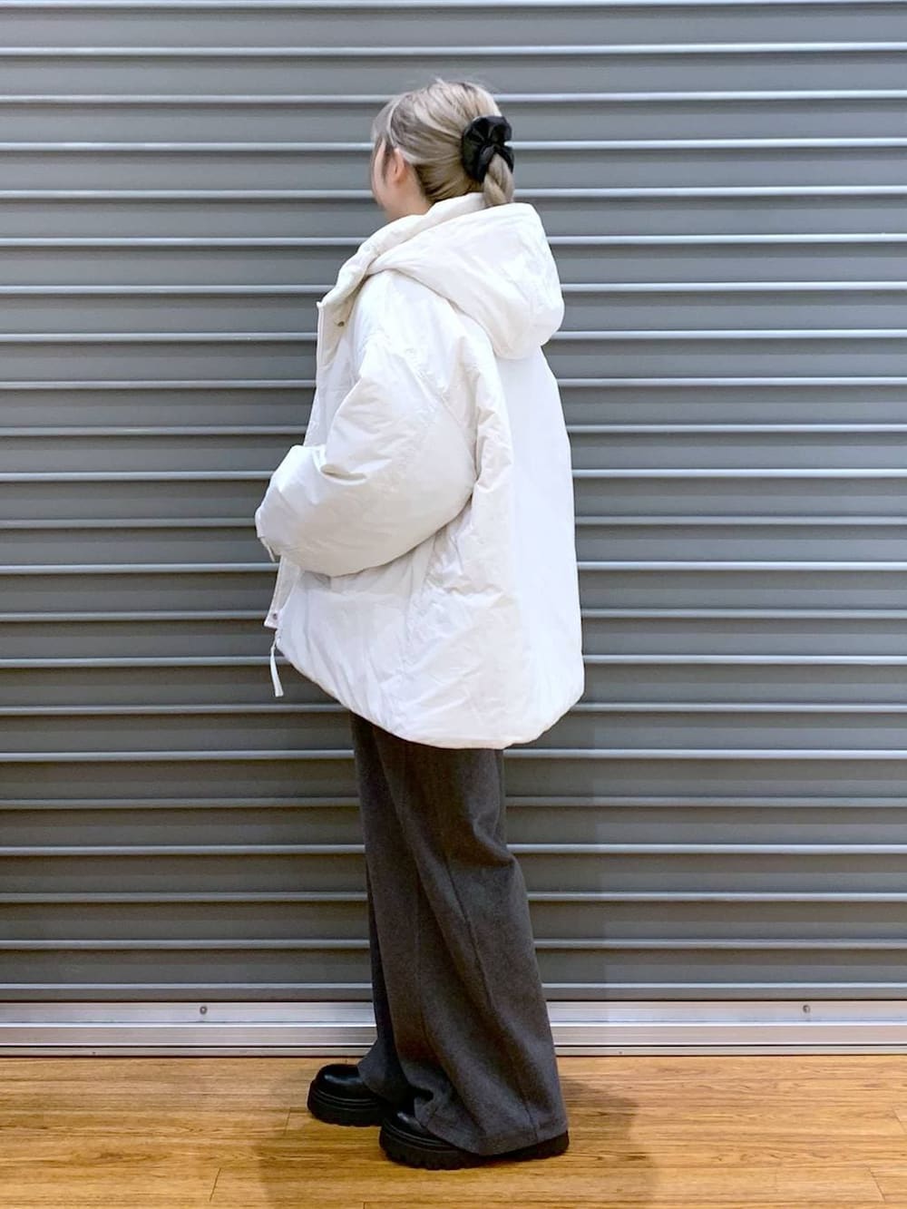 ベージュ系のその他アウター、グレー系のショルダーバッグ、ブラック系のブーツを着用したレディースの冬コーディネートの4枚目の写真