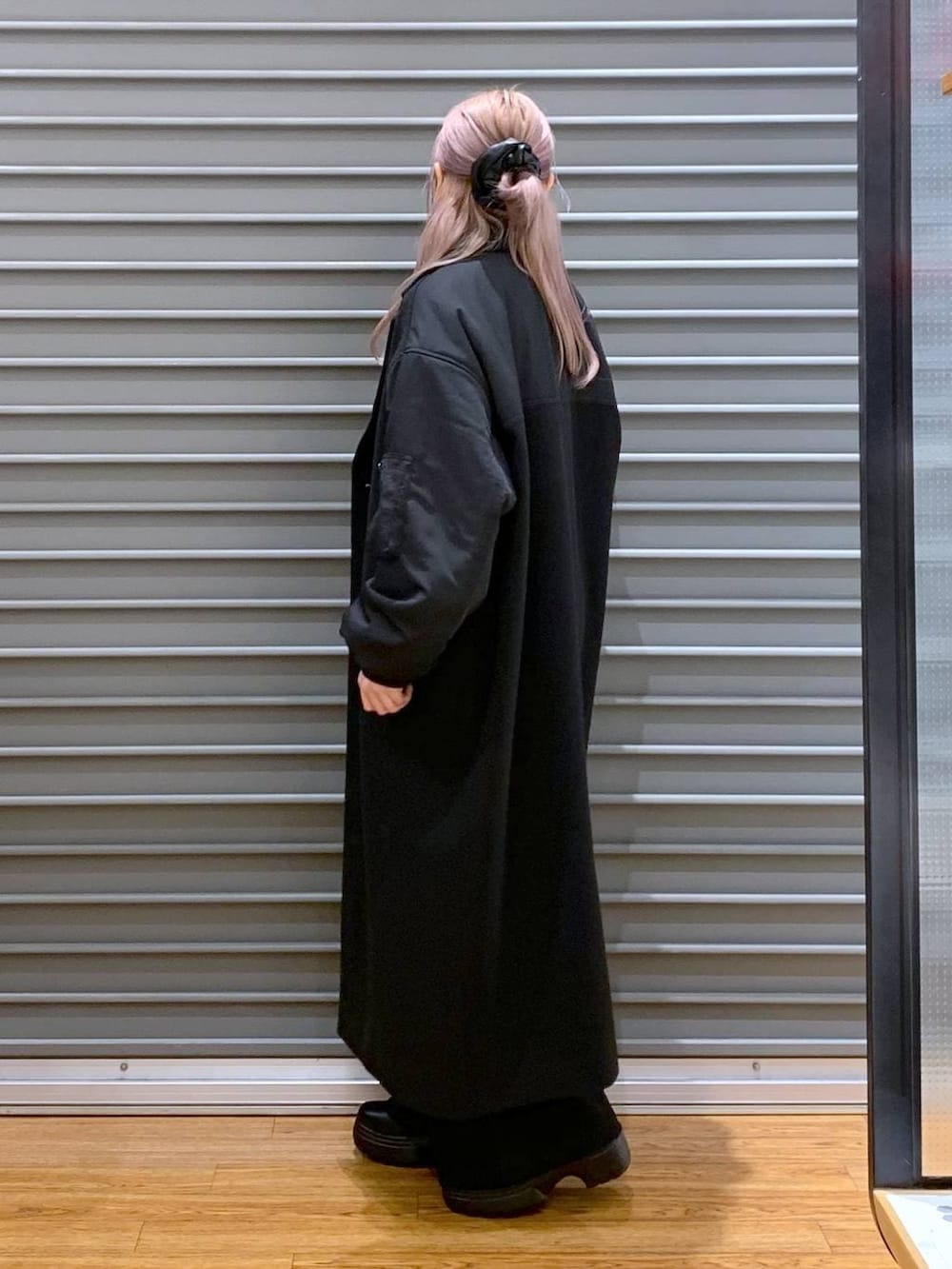 その他のショルダーバッグ、ブラック系のブーツ、ブラック系のその他アウターを着用したレディースの冬コーディネートの4枚目の写真