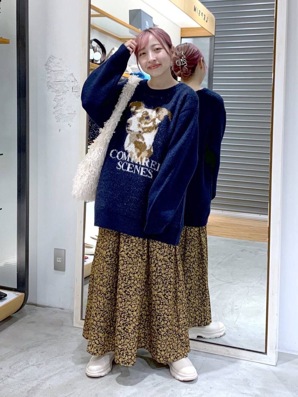 ホワイト系のショルダーバッグ、ホワイト系のブーツ、ブルー系のニット/セーターを着用したレディースの秋コーディネートの3枚目の写真