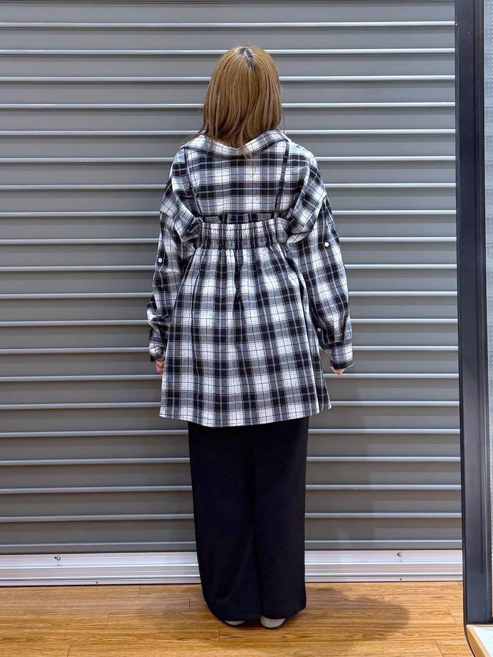 ブラック系のボストンバッグ、シルバー系のパンプス、ブラック系のスウェットパンツを着用したレディースの春コーディネートの2枚目の写真