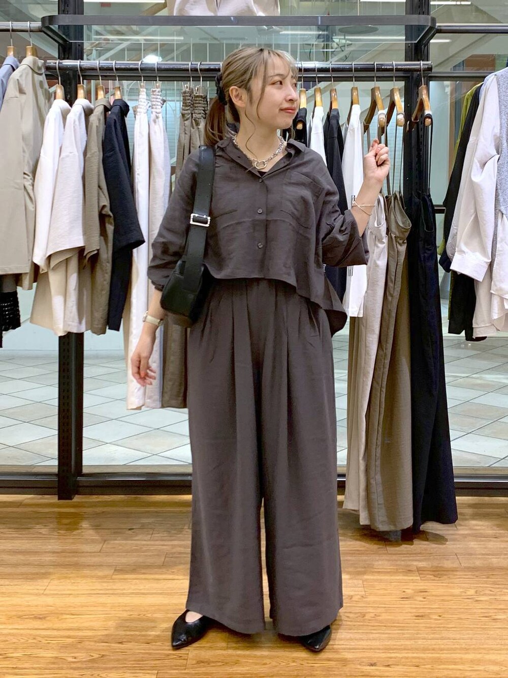 ブラック系のショルダーバッグ、ブラック系のパンプス、グレー系のその他パンツを着用したレディースの春コーディネートの5枚目の写真