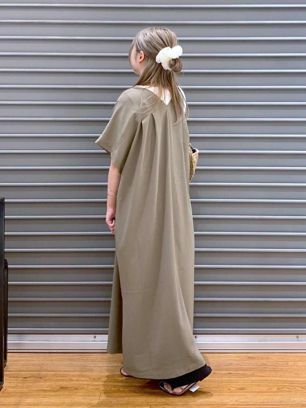 ブラウン系のワンピース、ホワイト系のタンクトップ、その他のサンダルを着用したレディースの夏コーディネートの3枚目の写真