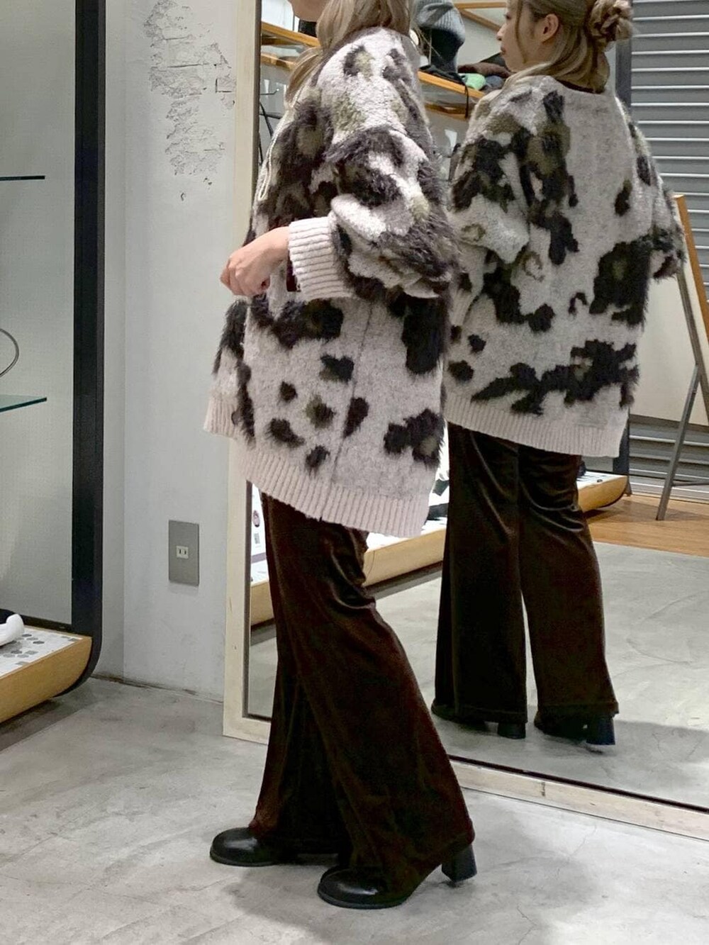 ブラック系のショルダーバッグ、ブラウン系のその他パンツ、ブラック系のブーツを着用したレディースの冬コーディネートの3枚目の写真