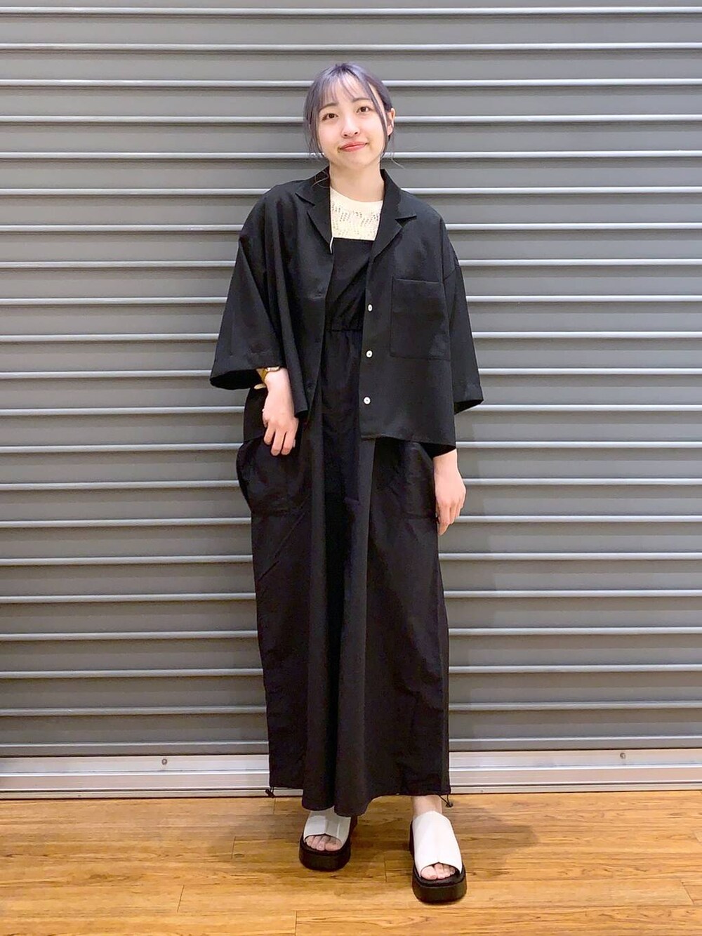 ベージュ系のショルダーバッグ、ブラック系のシャツ/ブラウス、ホワイト系のサンダルを着用したレディースの春コーディネートの5枚目の写真