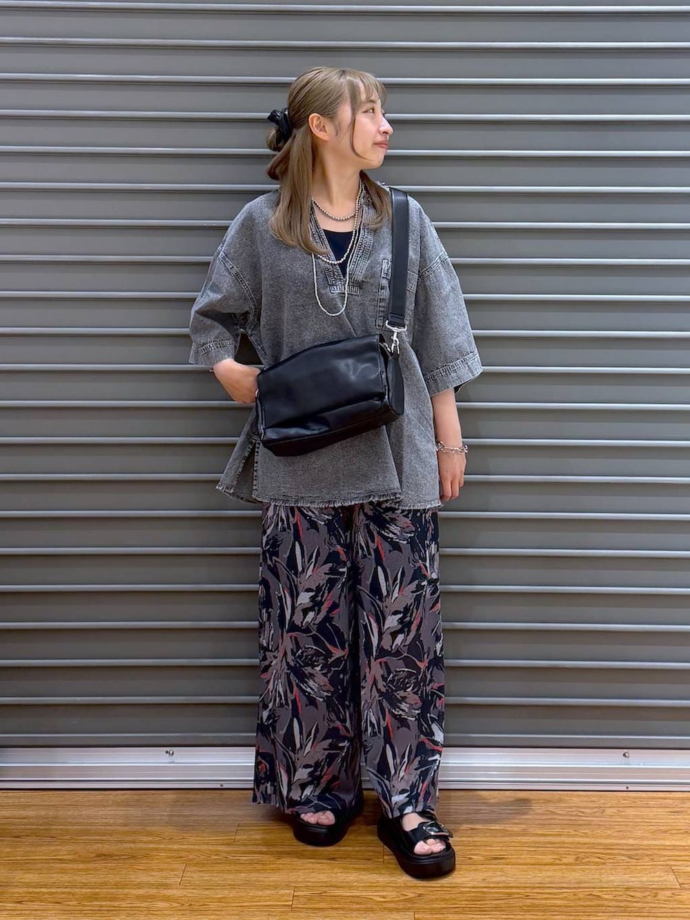グレー系のその他パンツ、ブラック系のショルダーバッグ、ブラック系のサンダルを着用したレディースの春コーディネートの5枚目の写真