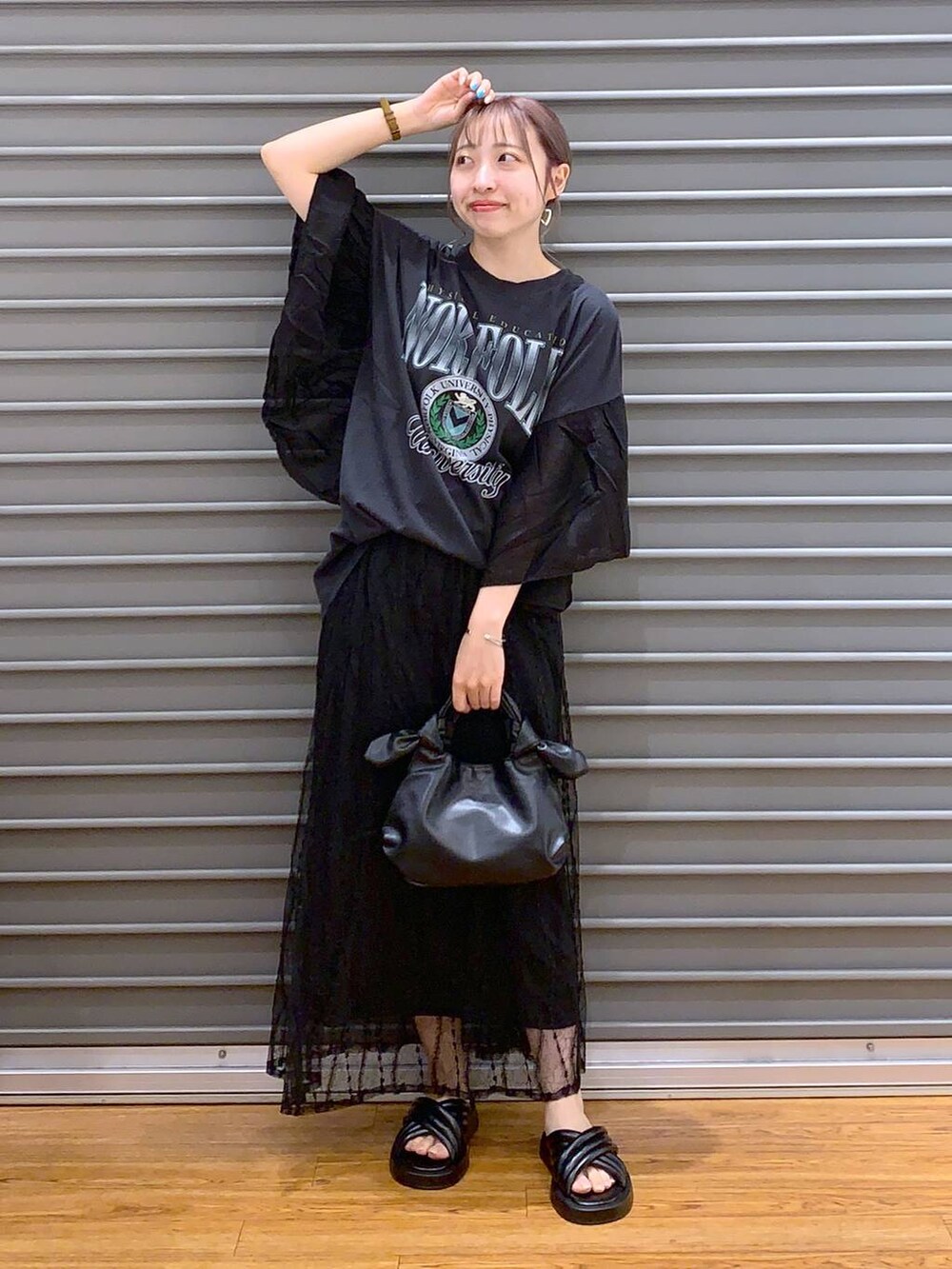 グレー系のTシャツ/カットソー、ブラック系のサンダル、ブラック系のショルダーバッグを着用したレディースの夏コーディネートの4枚目の写真