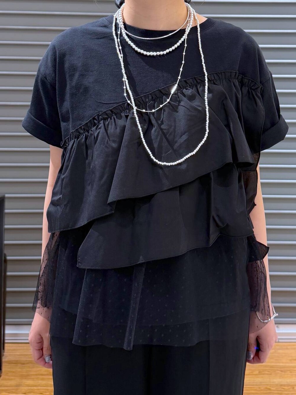 ブラック系のショルダーバッグ、ブラック系のその他パンツ、ブラック系のパンプスを着用したレディースの春コーディネートの4枚目の写真
