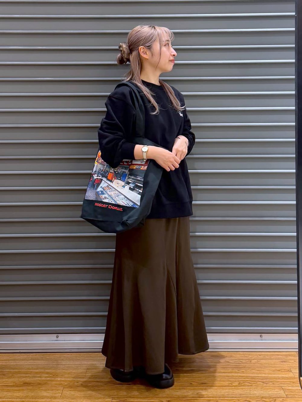 ブラック系のサンダル、ブラウン系のスカート、ブラック系のスウェットを着用したレディースの冬コーディネートの5枚目の写真