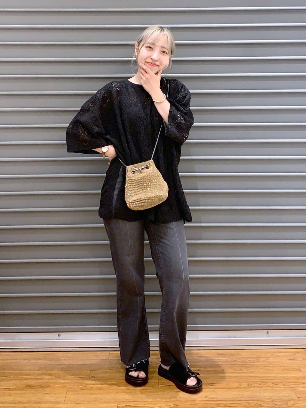 その他のショルダーバッグ、グレー系のデニムパンツ、ブラック系のサンダルを着用したレディースの夏コーディネートの4枚目の写真