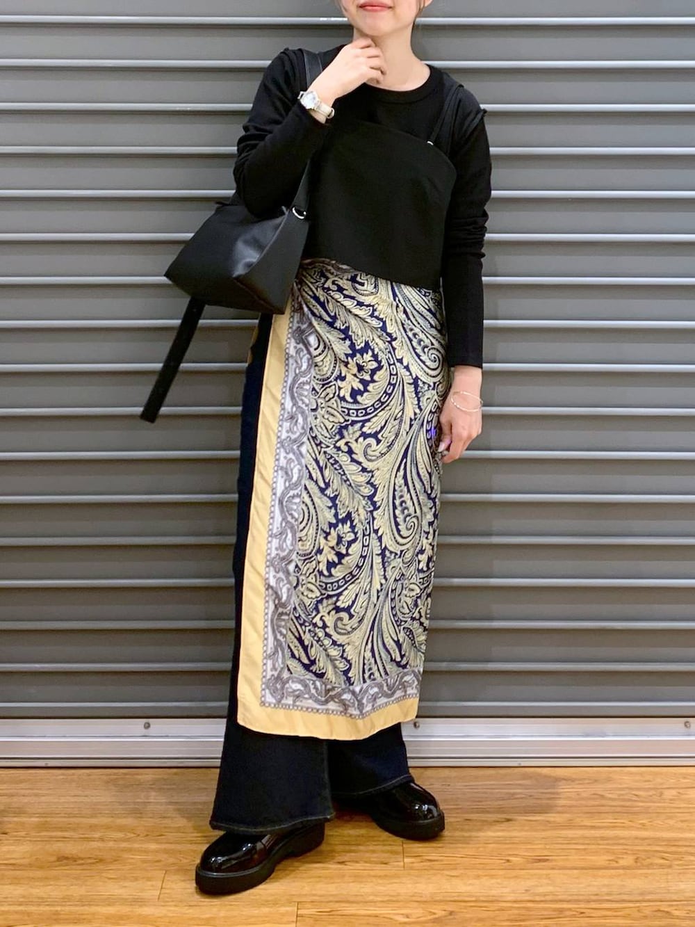 ブラック系のショルダーバッグ、ブラック系のキャミソール、ブラック系のローファーを着用したレディースの春コーディネートの7枚目の写真