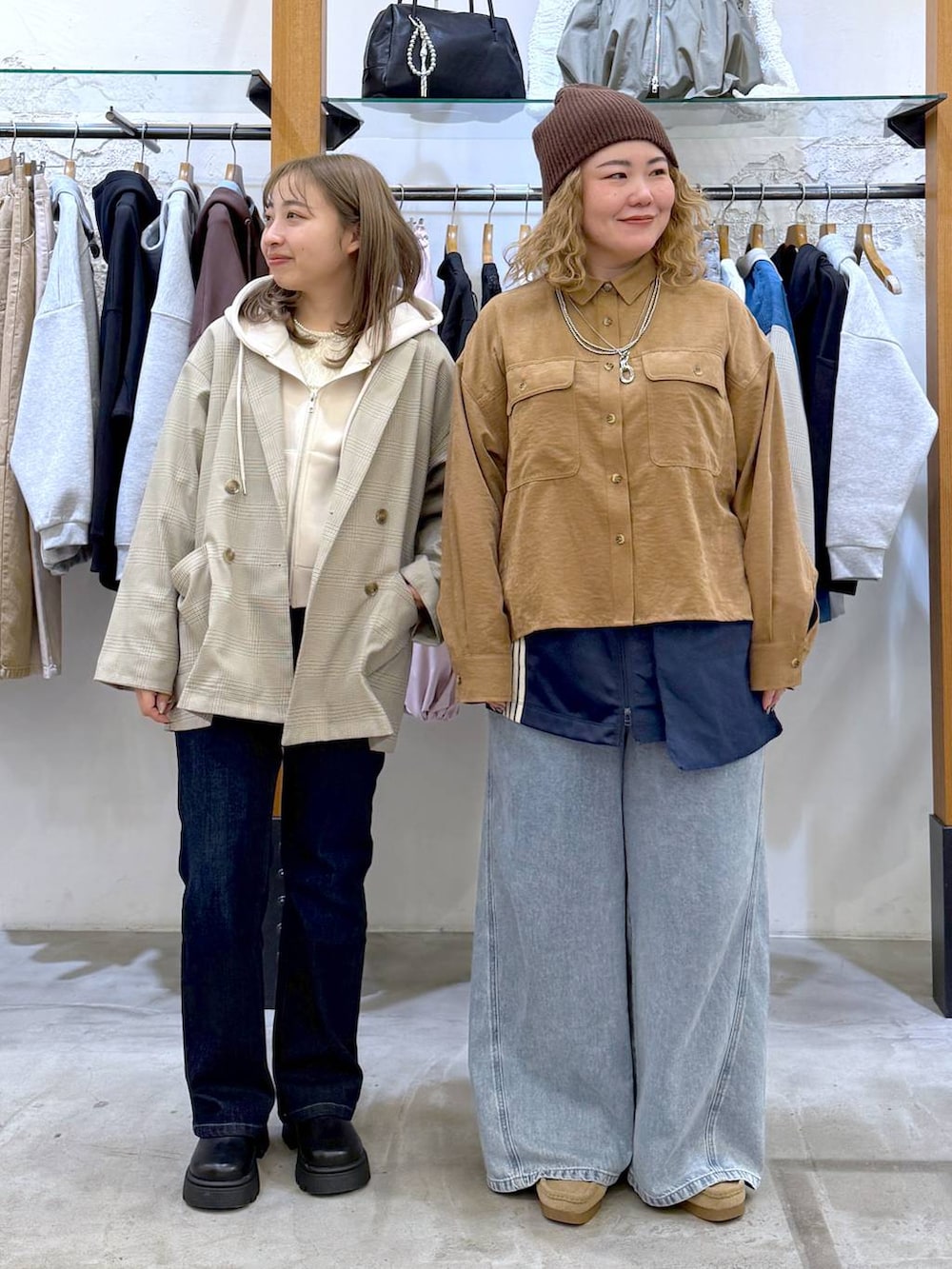 ブラック系のサンダル、イエロー系のシャツ/ブラウス、ベージュ系のテーラードジャケットを着用したレディースの冬コーディネートの4枚目の写真