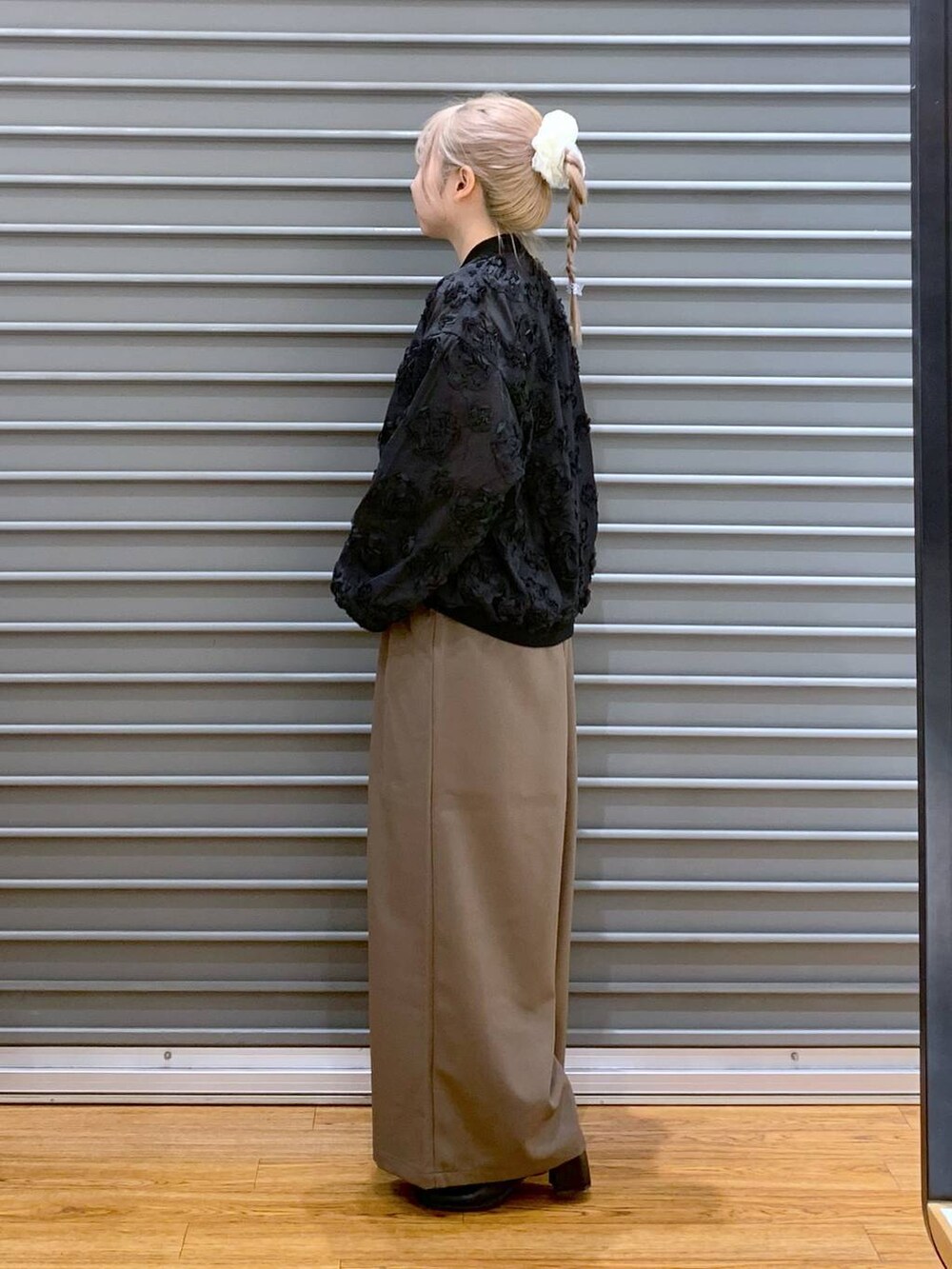 ブラウン系のその他パンツ、ブラック系のその他シューズ、ブラック系のショルダーバッグを着用したレディースの秋コーディネートの3枚目の写真