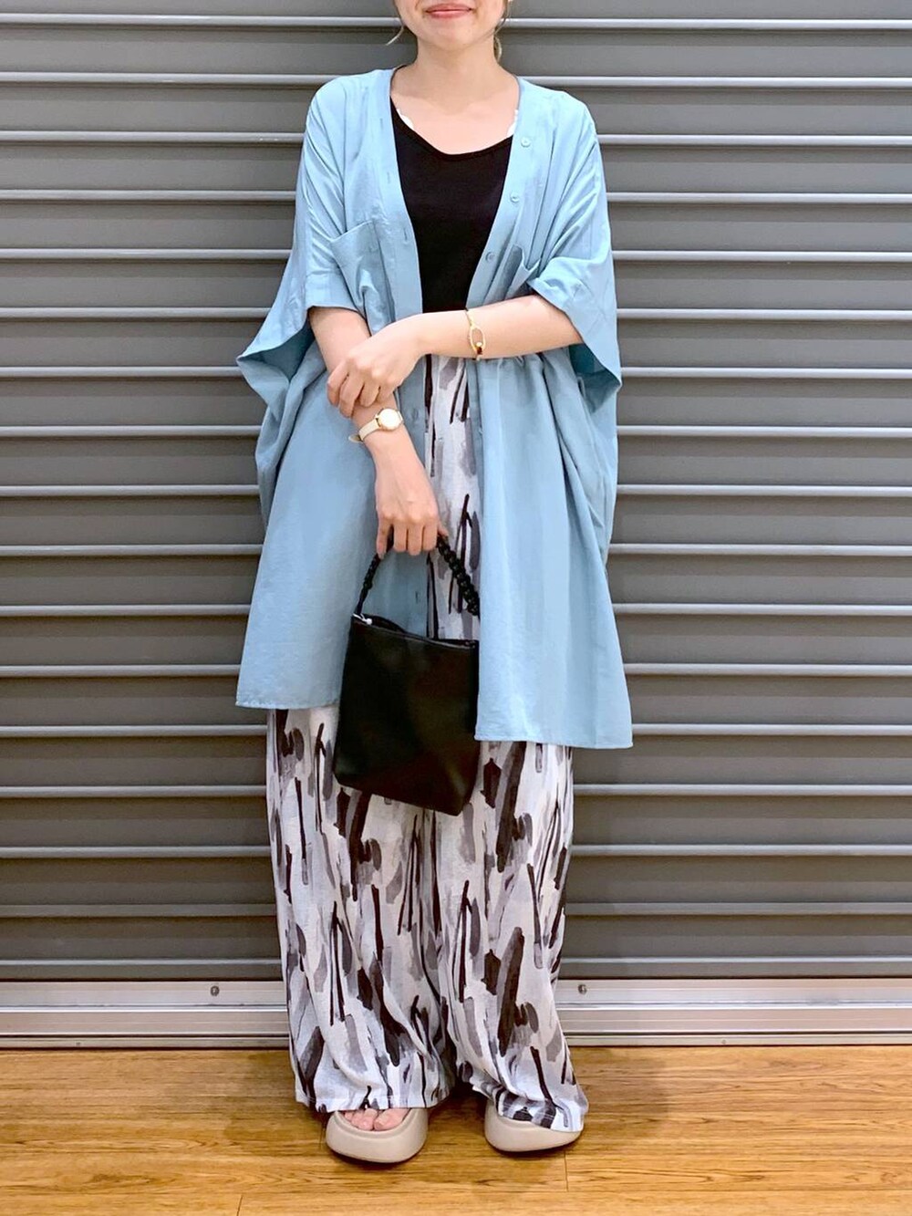 ブラック系のタンクトップ、ホワイト系のその他パンツ、ベージュ系のサンダルを着用したレディースの夏コーディネートの6枚目の写真