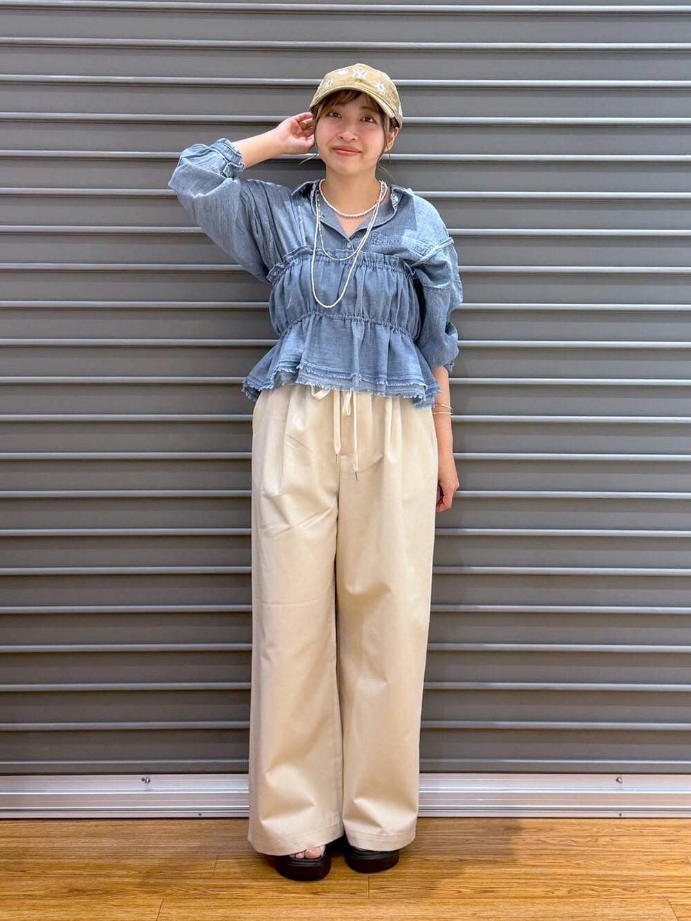 ホワイト系のサンダル、ブルー系のシャツ/ブラウス、ホワイト系のその他パンツを着用したレディースの春コーディネートの6枚目の写真